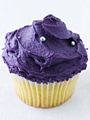 Cupcake mit lilafarbener Zuckercreme
