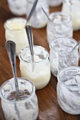 Viele Gläser mit Resten von Joghurt