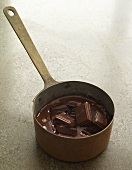 Kasserolle mit geschmolzener Schokolade
