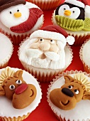 Verschiedene weihnachtliche Cupcakes