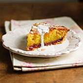 Ein Stück Bakewell Tart (Mandelkuchen, England) auf Teller