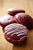 Raspberry whoopie pies with icing sugar
