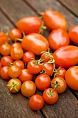 Verschiedene Tomaten auf Holztisch