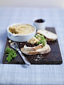 Hummus und Tapenade auf Crostini