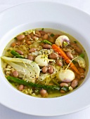 Winterliche Gemüsesuppe mit Bohnen, Navetten und Parmesan