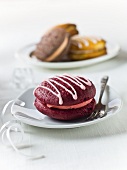 Raspberry-Whoopie Pies (cookies with cream filling, USA)
