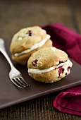 Cranberry-Whoopie Pies, gefüllt mit weisser Schokocreme