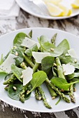 Asparagus salad with spinach, pine nuts and Parmesan