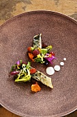 Blattsalat mit Beeren, Blüten und geräucherter Makrele