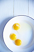 Drei aufgeschlagene Eier