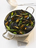 Steamed mussels with green asparagus