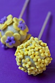 Cake pops with sugar flowers