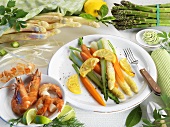 Asparagus with carrots and lemons, king prawns with limes