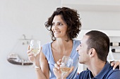 Frau und Mann trinken Wein