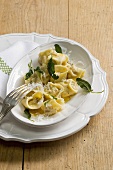 Tortellini alla salvia (Tortellini mit Salbei, Italien)