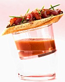 Tomaten-Gazpacho, Baguette mit Thunfisch und Tapenade