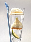 Sables mit Zitronencreme und Zitronensorbet auf Meringue in einem Glas serviert