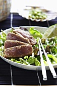 Thunfischfilet auf Salat