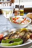 Gegrillte Fische (Boccacio) und Bauernsalat (Griechenland)