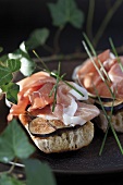 Crostini fichi e prosciutto (toasted bread topped with figs and ham)