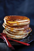 Pancakes mit Ahornsirup