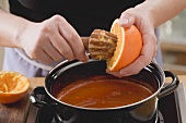 Karottensauce mit Orangensaft abschmecken