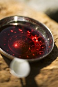 Tastevin, Probierschale zur Beurteilung der Farbe eines Pinot noirs im Dunklen Keller, Burgund, Frankreich