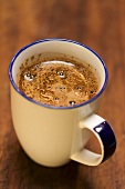 Eine Kaffeebecher mit frisch gebrühtem Kaffee