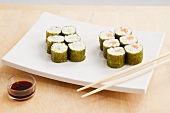 Maki-Sushi mit Lachs und mit Gurke
