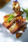 Smoked salmon with sesame seeds and chanterelles