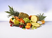 Früchtestilleben mit Ananas, Birnen, Orangen und Trauben