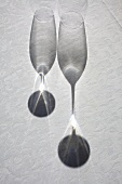 Schatten von zwei Weingläsern auf weißem Tischtuch