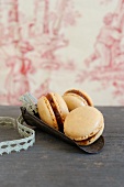 Spiced macaroons with apple jam