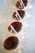 Reihe von Rotweingläsern für die Weinverkostung (Weingut Château Lynch-Bages, Frankreich)
