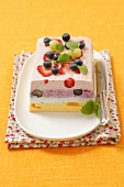 Obstterrine mit Heidelbeeren, Stachelbeeren, Pfirsich und Erdbeeren