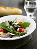 Spargelsalat mit Rucola, Tomaten und Parmesan