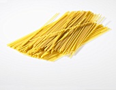 Ungekochte Spaghetti vor weißem Hintergrund