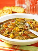 Suppe mit gebratenem Gemüse