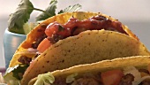Taco-Shells mit Hackfleisch und Avocado