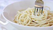 Spaghetti um die Gabel wickeln