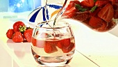 Erdbeerbowle einschenken