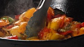 Paprika mit Zwiebeln in der Pfanne anbraten