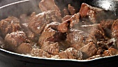 Rindfleischstücke in der Pfanne braten