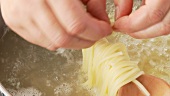Spaghetti kochen und die Garprobe machen