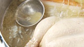 Hühnersuppe zubereiten: den Schaum abschöpfen
