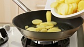 Fried potatoes being made (German Voice Over)