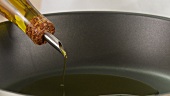 Olivenöl in eine Pfanne geben