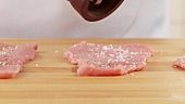 Flachgeklopfte Kalbfleischscheiben salzen und pfeffern