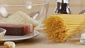 Zutaten für Spaghetti Carbonara: Eigelb, Sahne, Speck und Spaghetti
