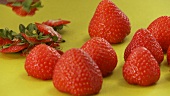 Frische Erdbeeren und abgeschnittene Kelchblätter